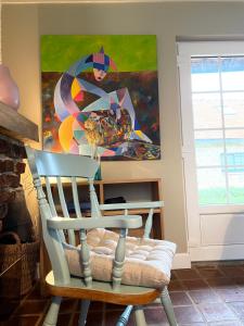 梅斯尼圣佩尔Les Cottages d'Orient Premium的墙上画的椅子