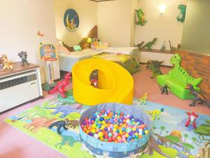 涩川市Ikaho Kids Paradise Hotel - Vacation STAY 56430v的儿童房,设有1个带球池的游乐区