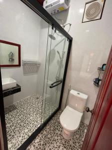 琅勃拉邦PhaiLin Hotel的一间带卫生间和玻璃淋浴间的浴室