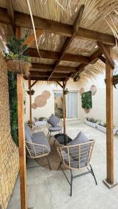 艾卜哈Msakn Aldar的一个带椅子的庭院和木制凉亭