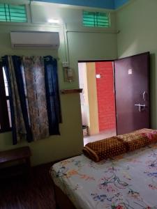 瓦拉纳西ASHA paying guest house的客房设有一张床和一间带门的浴室
