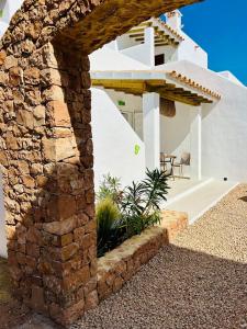 卡拉索纳Can Chumbera Formentera的白色的石墙房子