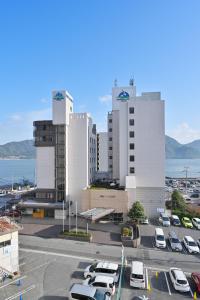 宫岛宫岛珊瑚酒店的停车场,停车场的汽车停在大楼前