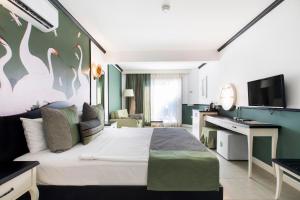 博德鲁姆蒂尔套房酒店的酒店客房设有一张大床和一台电视。