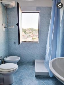 培拉特KC Apartment的一间带卫生间、水槽和窗户的浴室