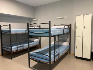 比利亚瓦维拉法旅舍的一间房间,设有三张双层床