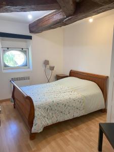克罗勒Chambres de la ferme du Brocey的一间卧室设有一张床和一个窗口