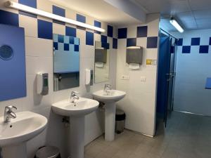 比利亚瓦维拉法旅舍的一间带两个盥洗盆和淋浴的浴室