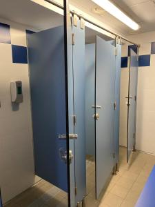 比利亚瓦维拉法旅舍的蓝色门浴室里的一排摊位