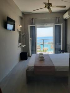 毕达哥利翁OLYMPIADA View 1的一间卧室设有一张床,享有海景