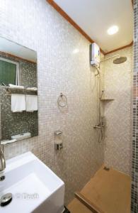 胡鲁马累Beach Breeze and Spa的浴室配有白色水槽和淋浴。