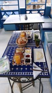 舍夫沙万USHA Guest House的一张桌子,上面放着食物和饮料