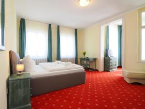 黑灵斯多夫Hotel See-Eck的卧室配有一张床、一张书桌和窗户。