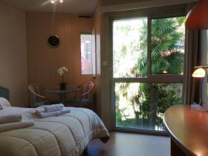 达克斯德墨特拉汽车旅馆的一间卧室设有一张床和一个大窗户