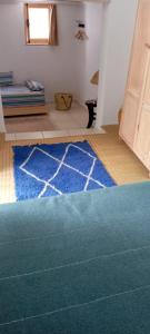 非斯La Maison des Amis的客厅的地板上铺有蓝色地毯。