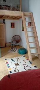 非斯La Maison des Amis的客房设有带梯子和地毯的双层床。