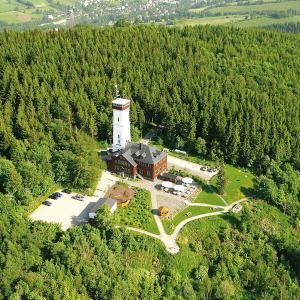 安娜贝格-布赫霍尔茨普和贝格贝格酒店的森林中间灯塔的空中景观