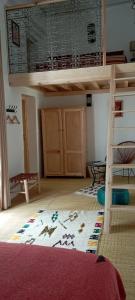 非斯La Maison des Amis的卧室配有两张双层床和地毯。