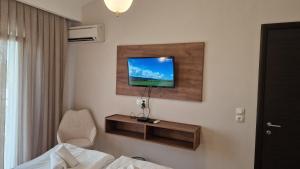 克拉默特Apartments Bellevue的酒店客房设有一张床和墙上的电视