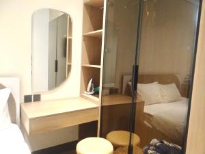 绥和市Kira Kira 's Apartment, Apec Mandala Phu Yen Condotel的一间带镜子和床的小卧室