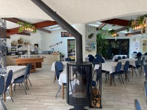 弗尔东河畔莱萨莱Spa艾尔美塔吉酒店的一间带桌椅和壁炉的餐厅