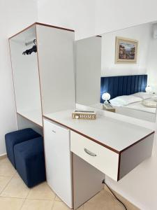 萨兰达Eleni Guest House的客房设有书桌和床。