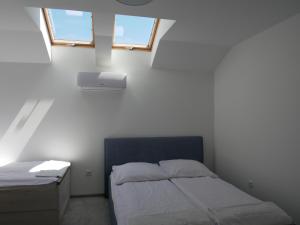 皮佐维斯Alda的一间卧室配有床、水槽和2个窗户