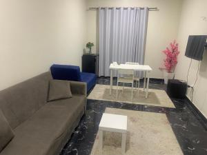 开罗Comfort suite的客厅配有沙发和桌子