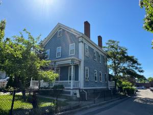 波士顿Beautiful Victorian house, Room的街上有两处烟 ⁇ 的灰色房子