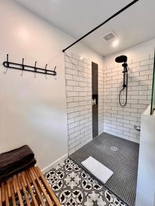 巴港Canterbury Suites B&B的浴室设有黑色和白色瓷砖和淋浴。