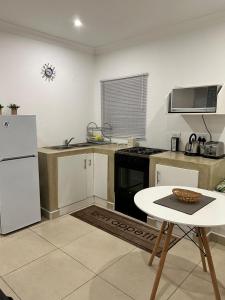 内尔斯普雷特Sweet Home Alibama的厨房配有白色冰箱和桌子