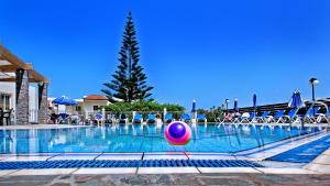 玛利亚维拉玛瑞蒙特公寓酒店的水中带沙滩球的游泳池