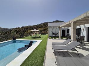 拉海瑞德拉Recently built Holiday Home El Limonar的一个带游泳池和庭院的别墅