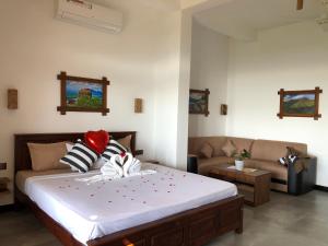 埃拉Eagle View villa的一间卧室配有一张床和一张沙发
