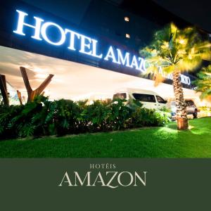 库亚巴Amazon Aeroporto Hotel的建筑前的亚马逊酒店标志