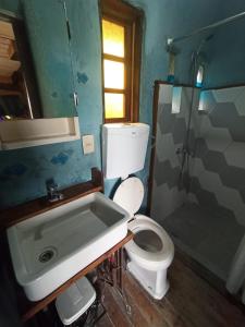 塞拉纳镇Odisea的浴室配有卫生间、盥洗盆和淋浴。