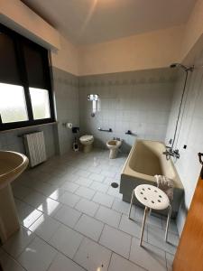 MutignanoLa Foresteria- Azienda agricola Garra的带浴缸、卫生间和盥洗盆的浴室