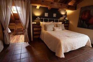 Tizneros塞戈维亚奥尔奎瑞亚卡萨乡村酒店的一间卧室,卧室内配有一张大床