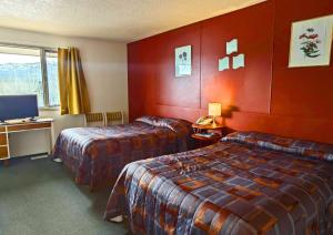 海恩斯章克申Cozy Corner Motel & Restaurant的酒店客房设有两张床和电视。