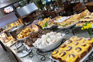 弗朗卡Hotel Dan Inn Franca & Convenções的展示着许多不同类型的糕点的面包店