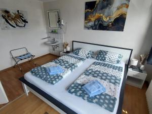 JagelLandgasthof "Hotel zum Norden"的一间卧室配有一张大床和两个枕头