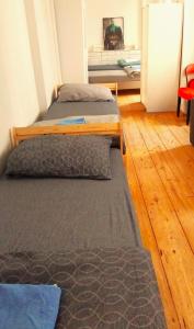 克拉根福Townhouse CityCentre的铺有木地板的客房内的两张床