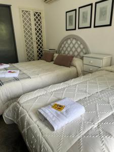 埃斯特角城Hotel Donatella mare boutique的一间卧室配有两张带毛巾的床