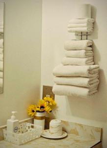 海恩斯章克申Cozy Corner Motel & Restaurant的浴室架子上的毛巾堆