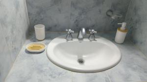 内乌肯Departamentos Nqn Equipados的客房内的白色盥洗盆浴室