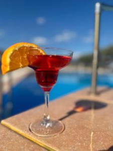 加拉希德松Europa Beach Hotel的一杯红饮料,一杯橙色片