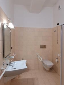 圣乔瓦尼·罗通多casapaceebene的一间带水槽和卫生间的浴室