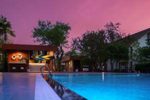 素可泰Sukhothai Treasure Resort & Spa- SHA Plus Certified的紫色天空之夜的游泳池