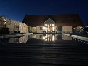 帕迪拉克Le domaine du Quercy的一座晚上设有游泳池的房子