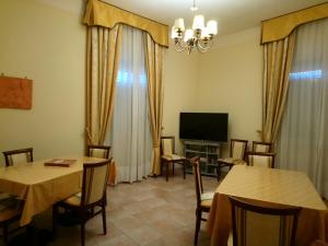 圣乔瓦尼·罗通多casapaceebene的客厅配有2张桌子和电视